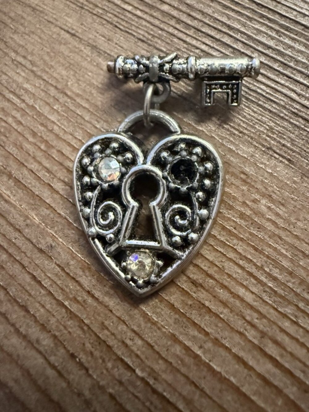 Vintage Gorgeous Victorian Rhinestones Key Heart Brooch Lapel Pin Scarf Pin